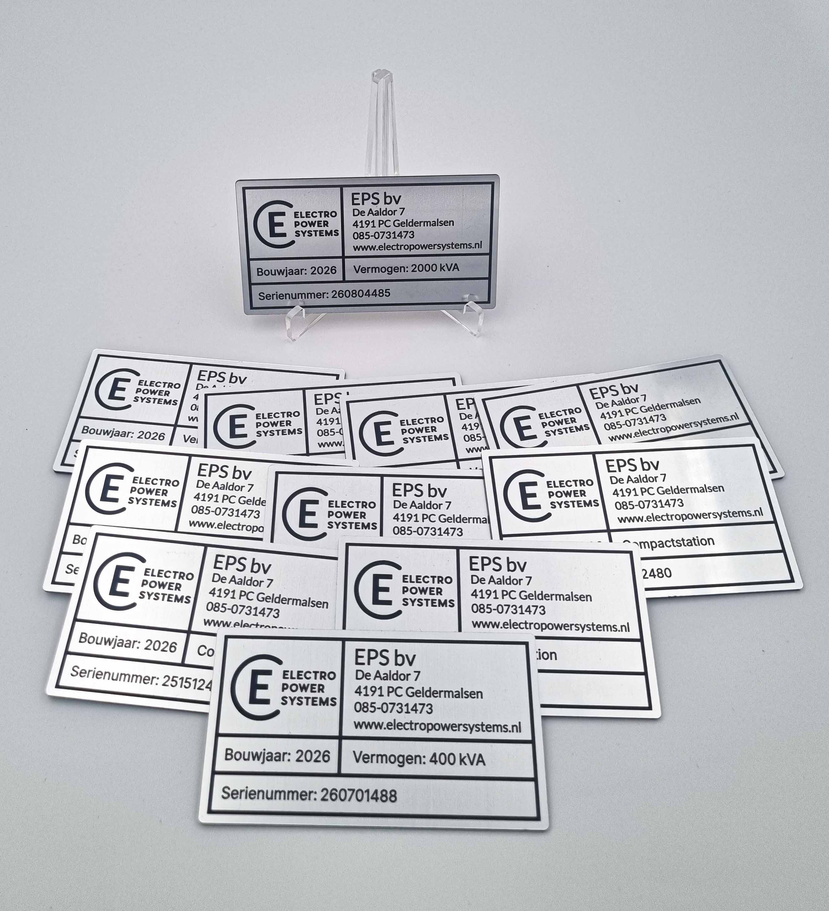 Aluminium typeplaten voor EPS bv, laser-gegraveerd met logo, adres, serienummer en vermogen